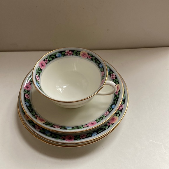 Aynsley Other - Vintage Ainsley Porcelain cup and saucer and 2 dessert plates.